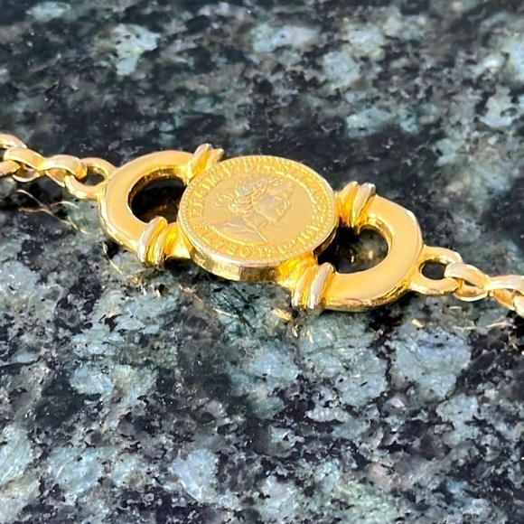 elizabeth 11 dei gratia regina f.d belt metallic 
coin​​​ - Picture 3 of 9